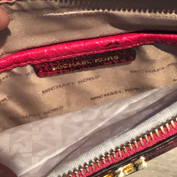 Michael Kors wristlet - Picture 3 of 3